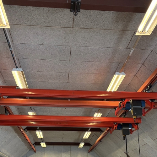 Billede af rød travers kran fra Kran og Svejs i Danmark.