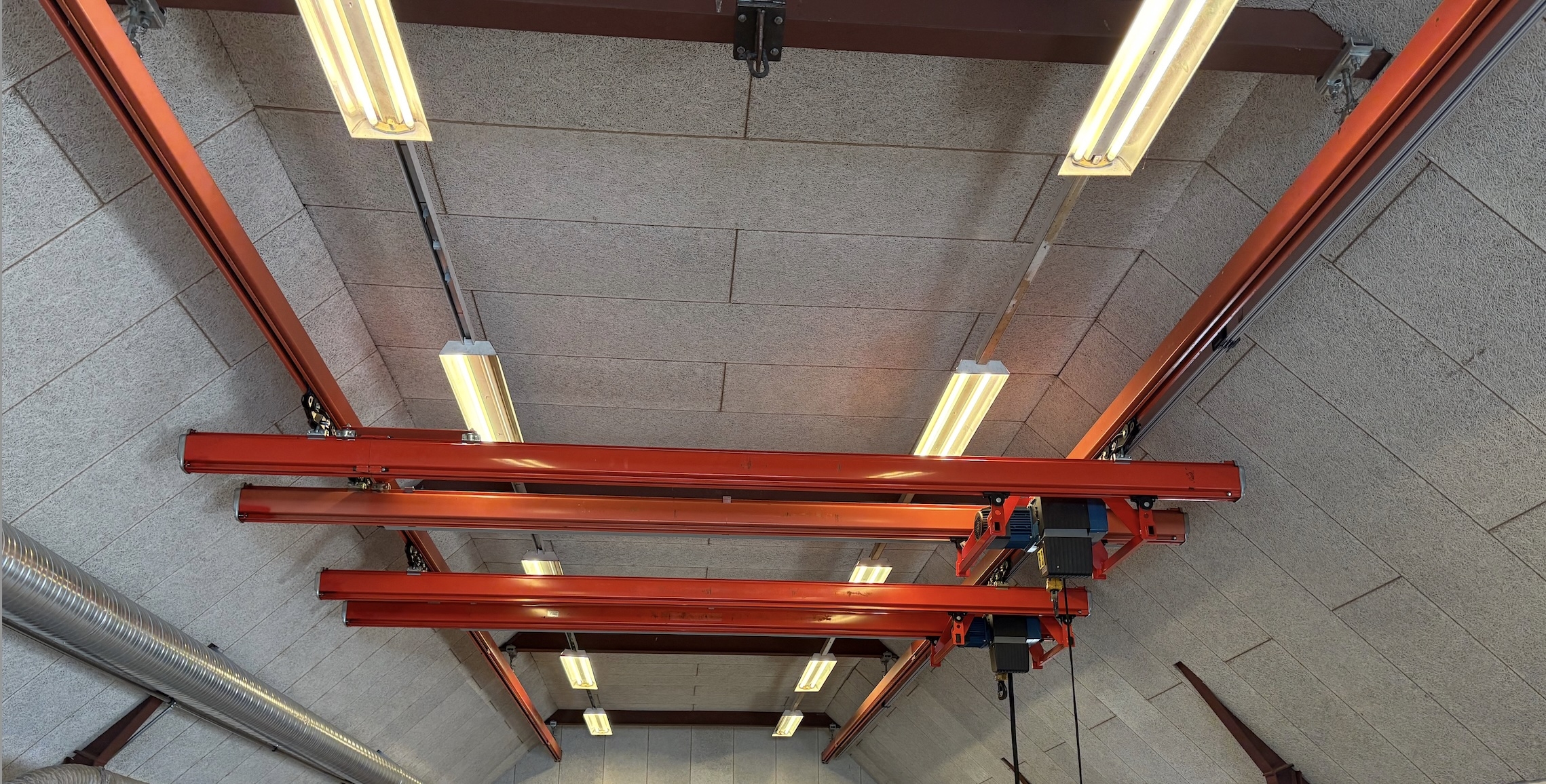 Billede af rød travers kran fra Kran og Svejs i Danmark.